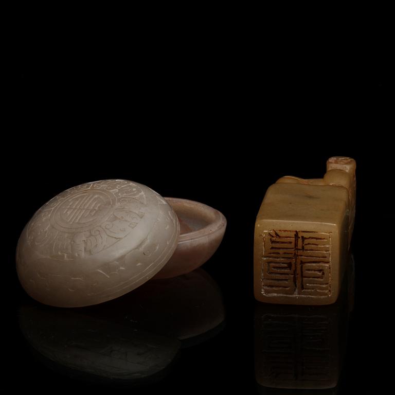 STÄMPEL och BLÄCKHORN, jade, Kina, 1800-tal.