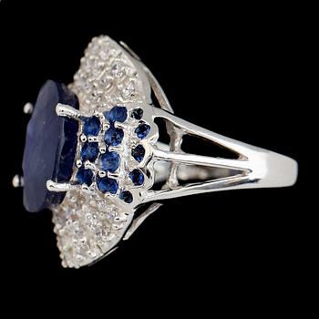 RING, sterlingsilver, oval safir ca 5.90 ct, mindre blå safirer tot ca 0.52 ct, vita safirer tot ca 0.84 ct.
