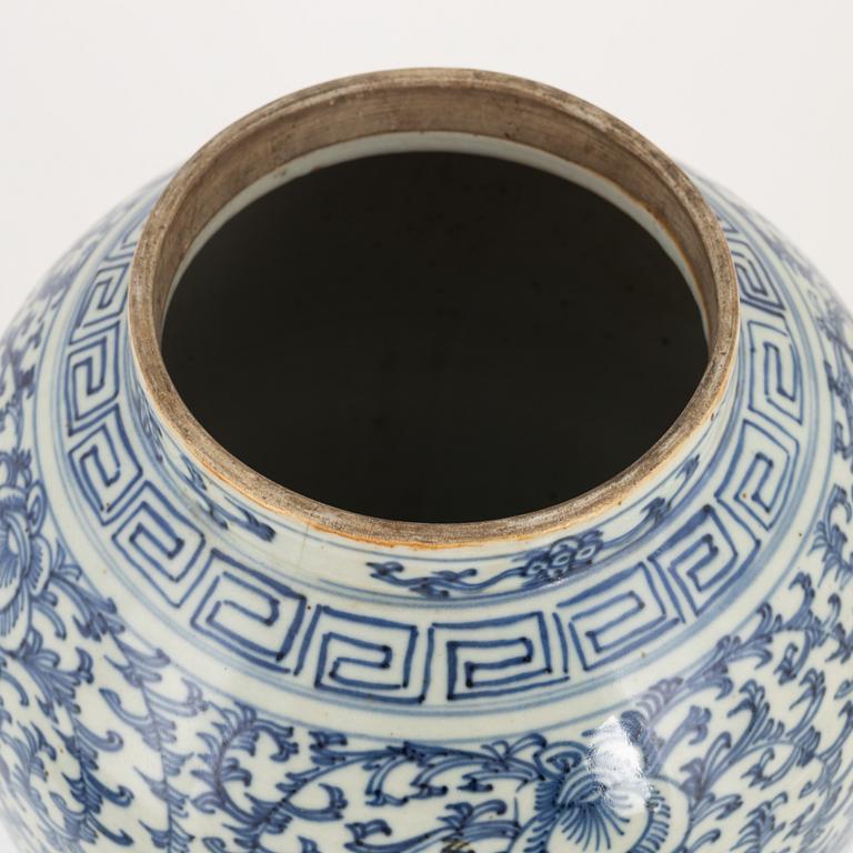 A blue and white lidded urn, China, Qing dynasty, 19th century.