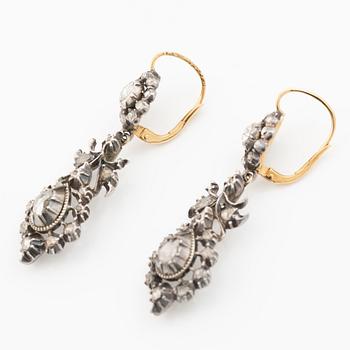 Örhängen, ett par, silver och 18K guld med rosenslipade diamanter.
