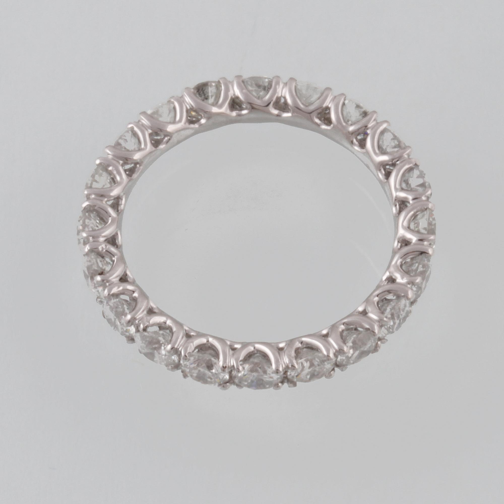 RING, 18K vitguld med 20 briljantslipade diamanter 2.64 ct. Vikt 2,2 gram.