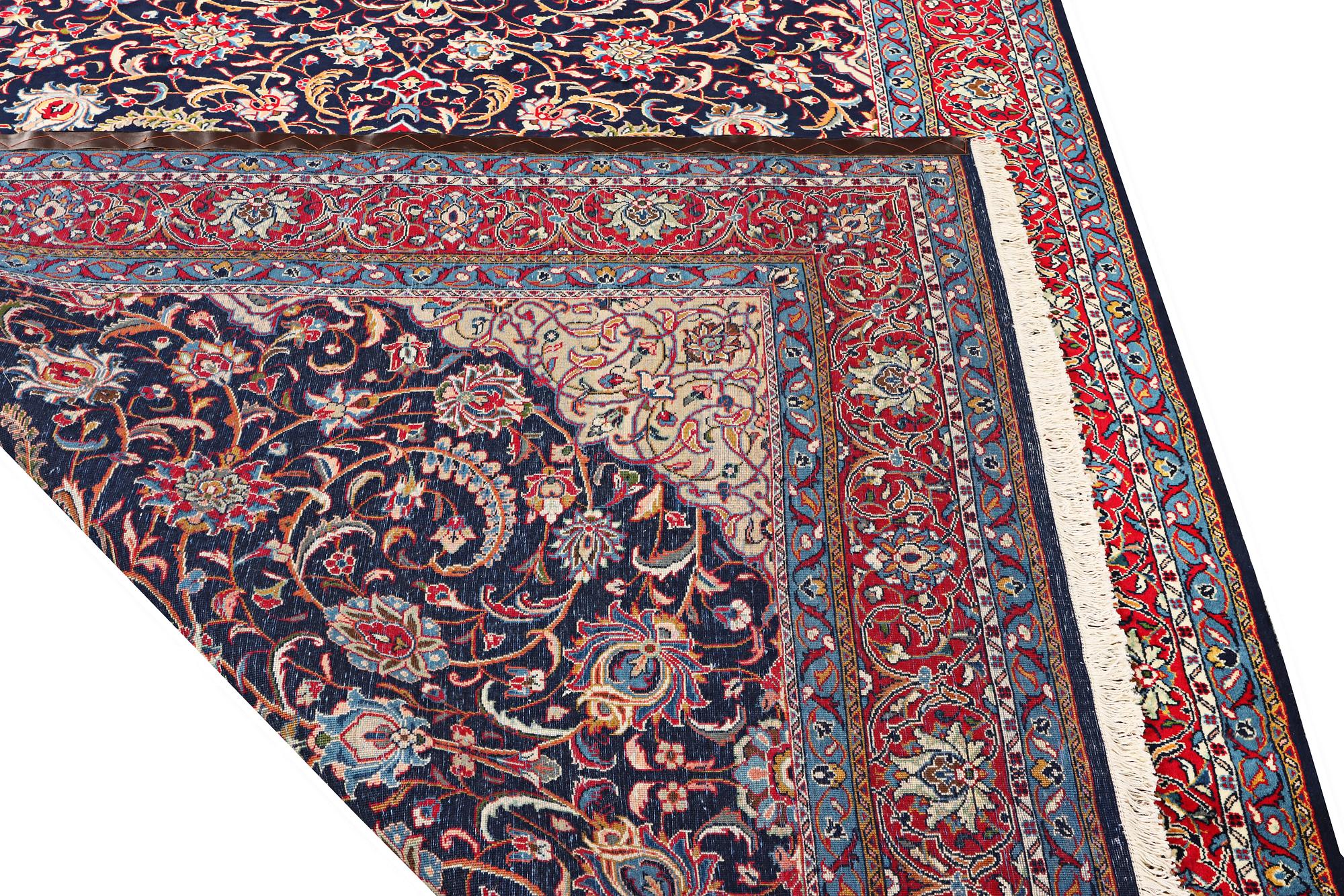 A KAshan carpet, a. 312 x 206 cm.