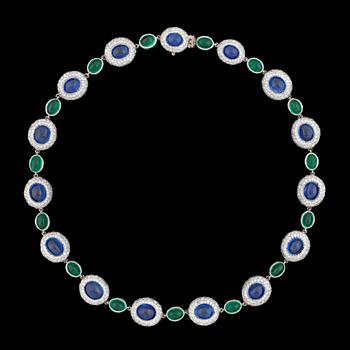 1043. A cabochon cut blue sapphire, emerald and brilliant cut diamond necklace, tot. app. 13 cts.