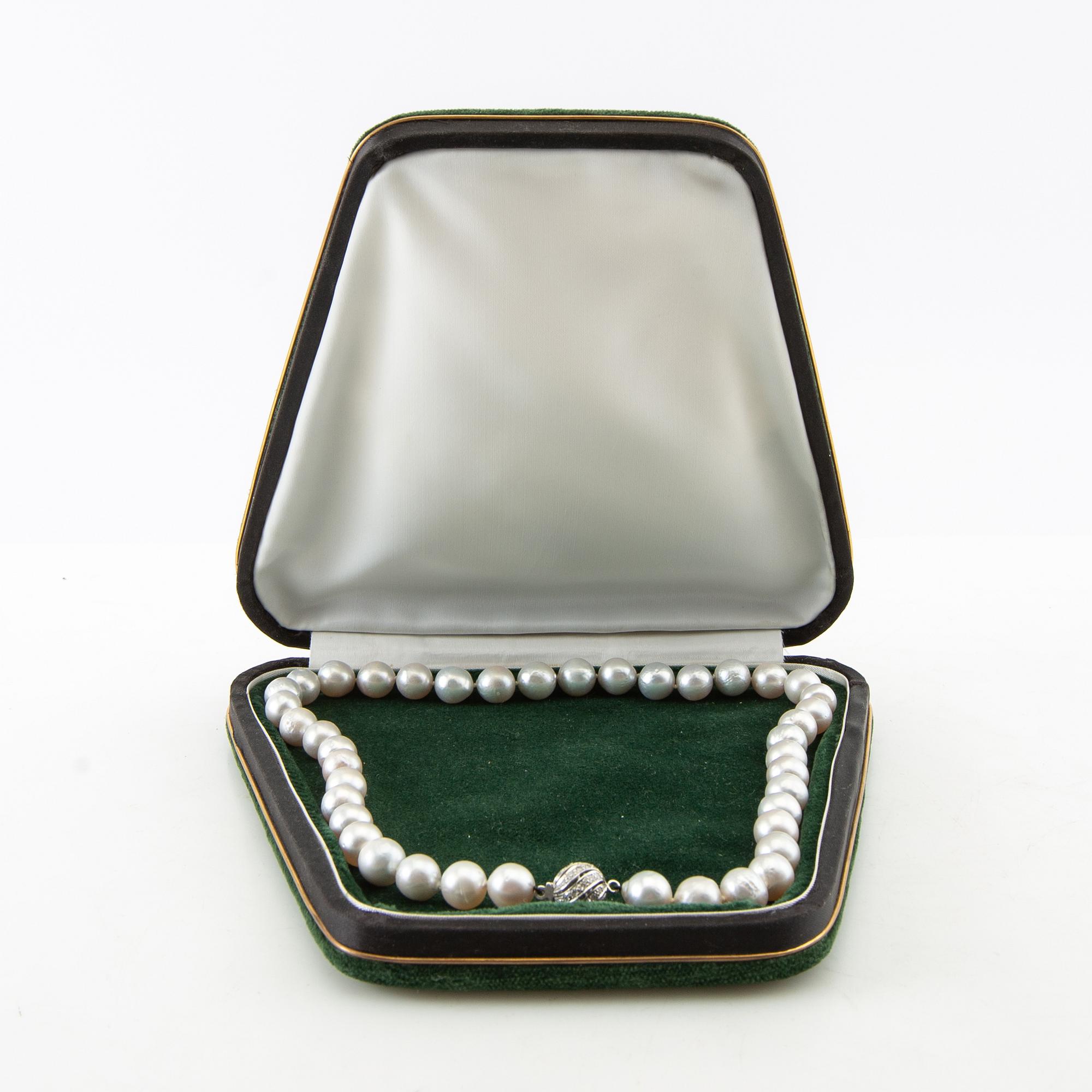 Necklace, 18K white gold and brilliant-cut diamonds and saltwater pearls.
