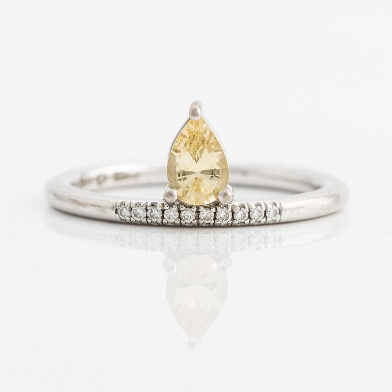 Ring, Cecilia Kores, Mumbai Stockholm, med droppformad gul safir och små briljantslipade diamanter,