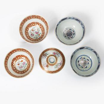 A set of four bowls and a cover, China, late Qing dynasty/early 20th century.
