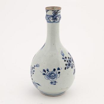 Terrinfat samt vas, kompaniporslin. Kina, Qingdynastin, Qianlong (1736-95).