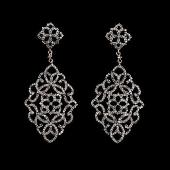 ÖRHÄNGEN, 1 par, 18K guld och silver, diamanter tot ca 3.43 ct. Vikt ca 11 g.