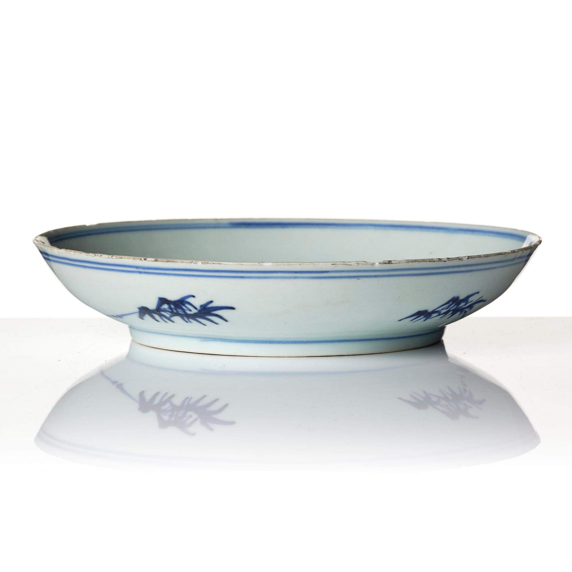 A blue and white dish and tea caddy, Tianqi/Chongzhen, mid 17th century.