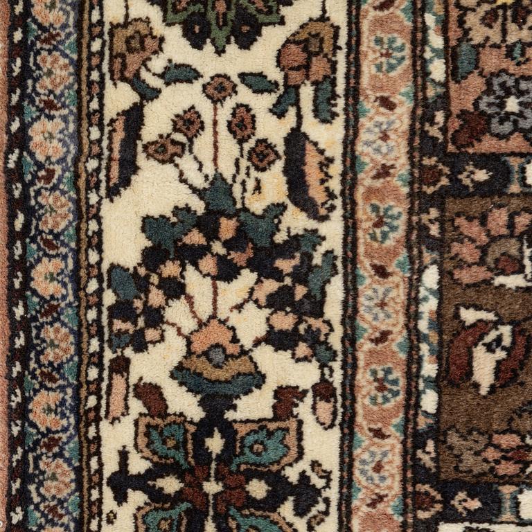Carpet, Old Bakhtiari, approx. 301 x 223 cm.