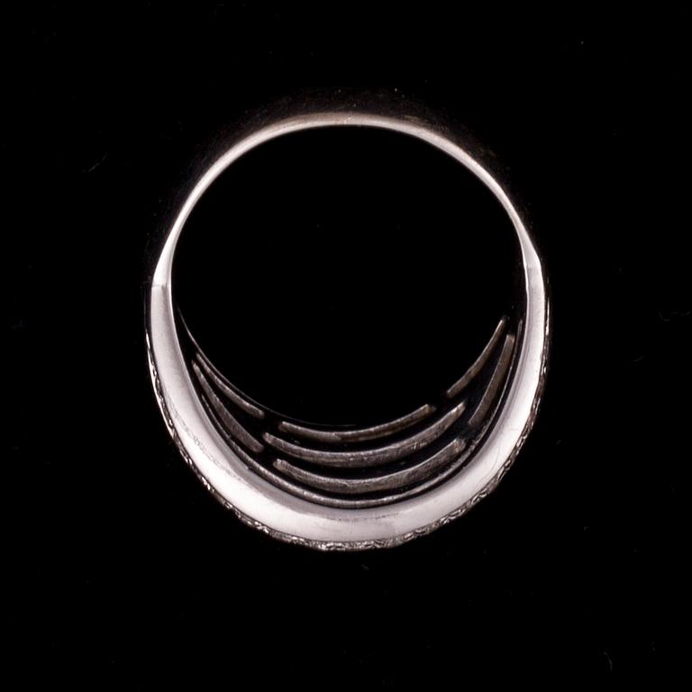 RING, 18K vitguld, diamanter. Vikt ca 9,3 g.