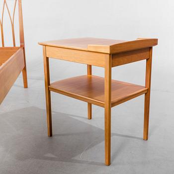 SÄNG, samt SÄNGBORD, ett par. Carl Malmsten, Åfors Möbelfabriks Ab.