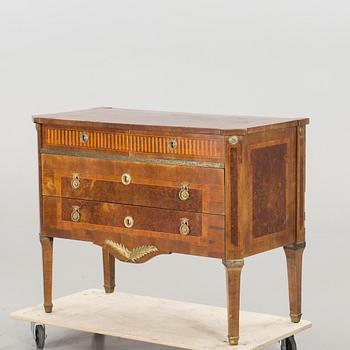 A CHEST OF DRAWERS, turn of the century 1800.