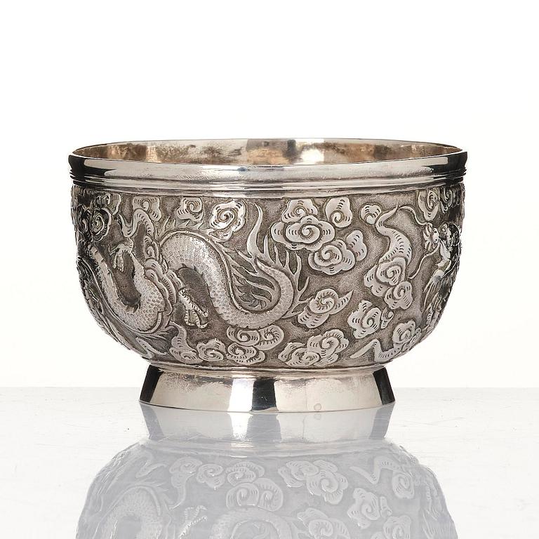 Skål, silver. Kina, 1800-talets senare del. Med monogram D v R under adlig krona.