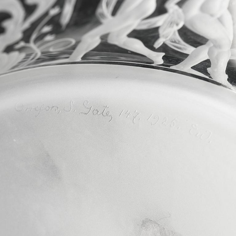 Simon Gate, an engraved Swedish Grace glass bowl on a plate, Orrefors, Sweden 1925, model 147.