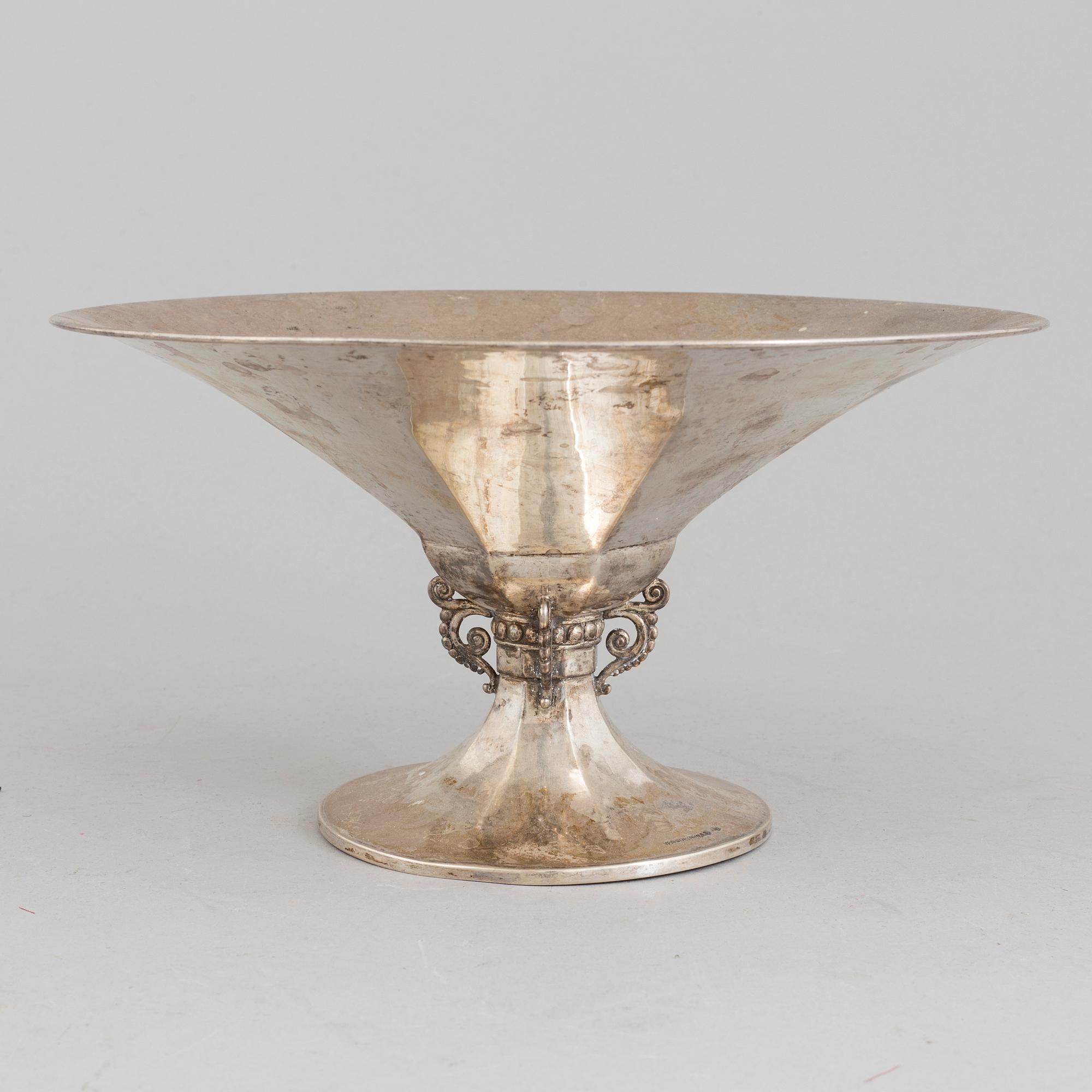 W.A. BOLIN, skål på fot, silver, Stockholm, 1925.