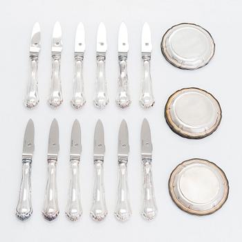 Kräftknivar, 12 st, silver, Chippendale, och glasunderlägg 12 st, silver, år 2001 resp. 1929.