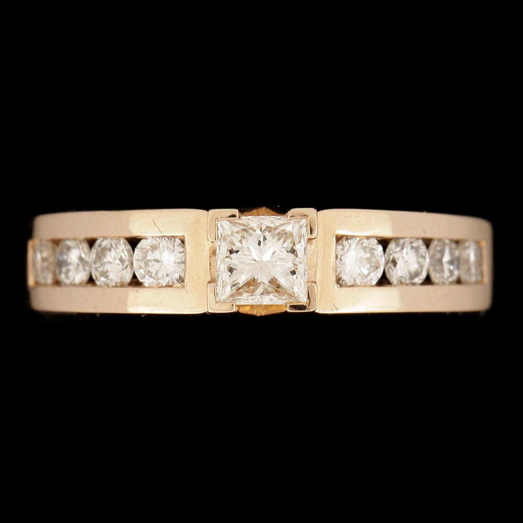 RING, 14k guld, pricesslipad diamant ca 0,36ct samt 8 briljantslipade diamanter tot ca 0,49ct. Vikt ca 5,7 gram.