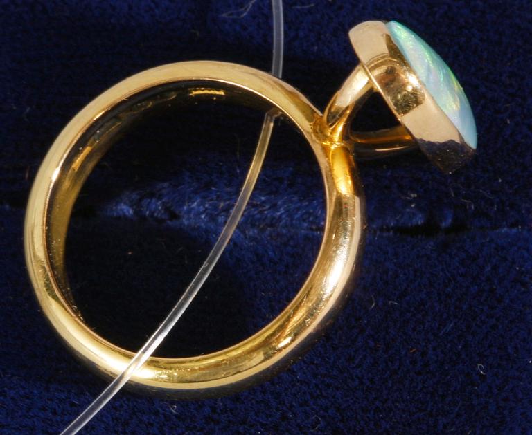 RING, 18k guld med opal. WA Bolin.
