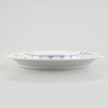 Terrin med lock och fat, porslin, Royal Copenhagen, "Musselmalet", modell 223, 1800-tal.