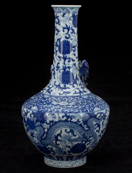 VAS, porslin, Kangxi-stil, Kina 1900-talets slut.
