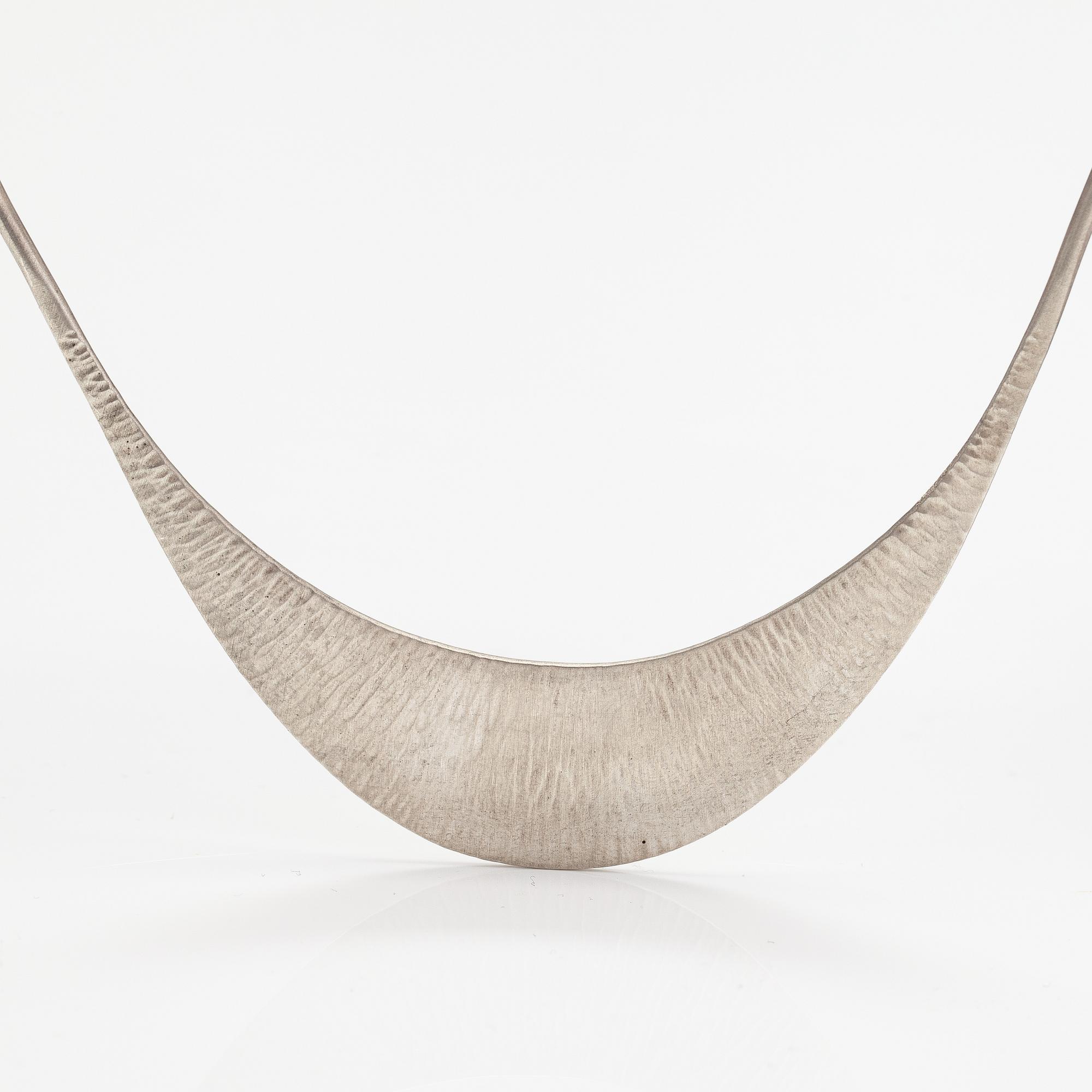 Pekka Piekäinen, A sterling silver neckalce. Platinoro, Turku 1998.