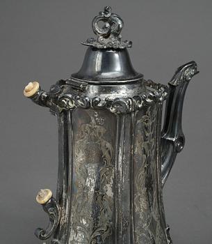 KANNA OCH GRÄDDKANNA, silver, Gustaf Möllenborg Feron, Stockholm bla 1860. Total vikt ca 1266 gram.