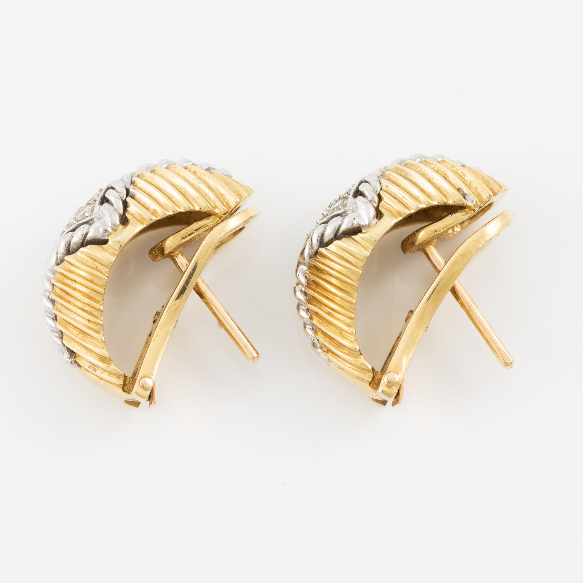 Hoop earrings, 18K gold with octagonal-cut diamonds.