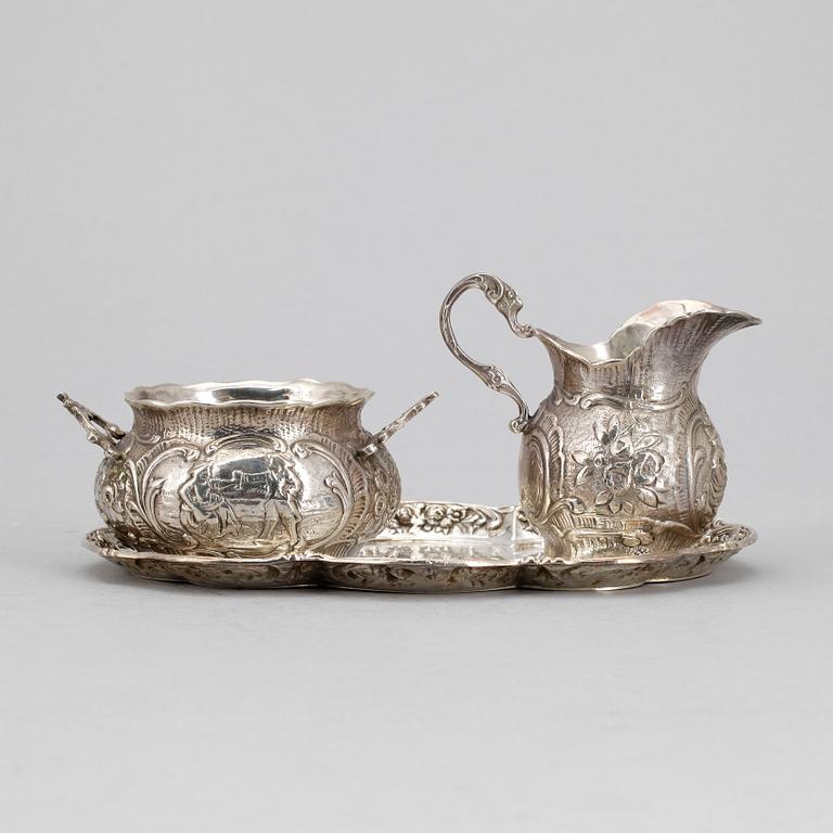 SOCKERSKÅL och  GRÄDDKANNA med FAT, silver, bl.a. J.L Hultman AB, Stockholm. Vikt ca 377g.