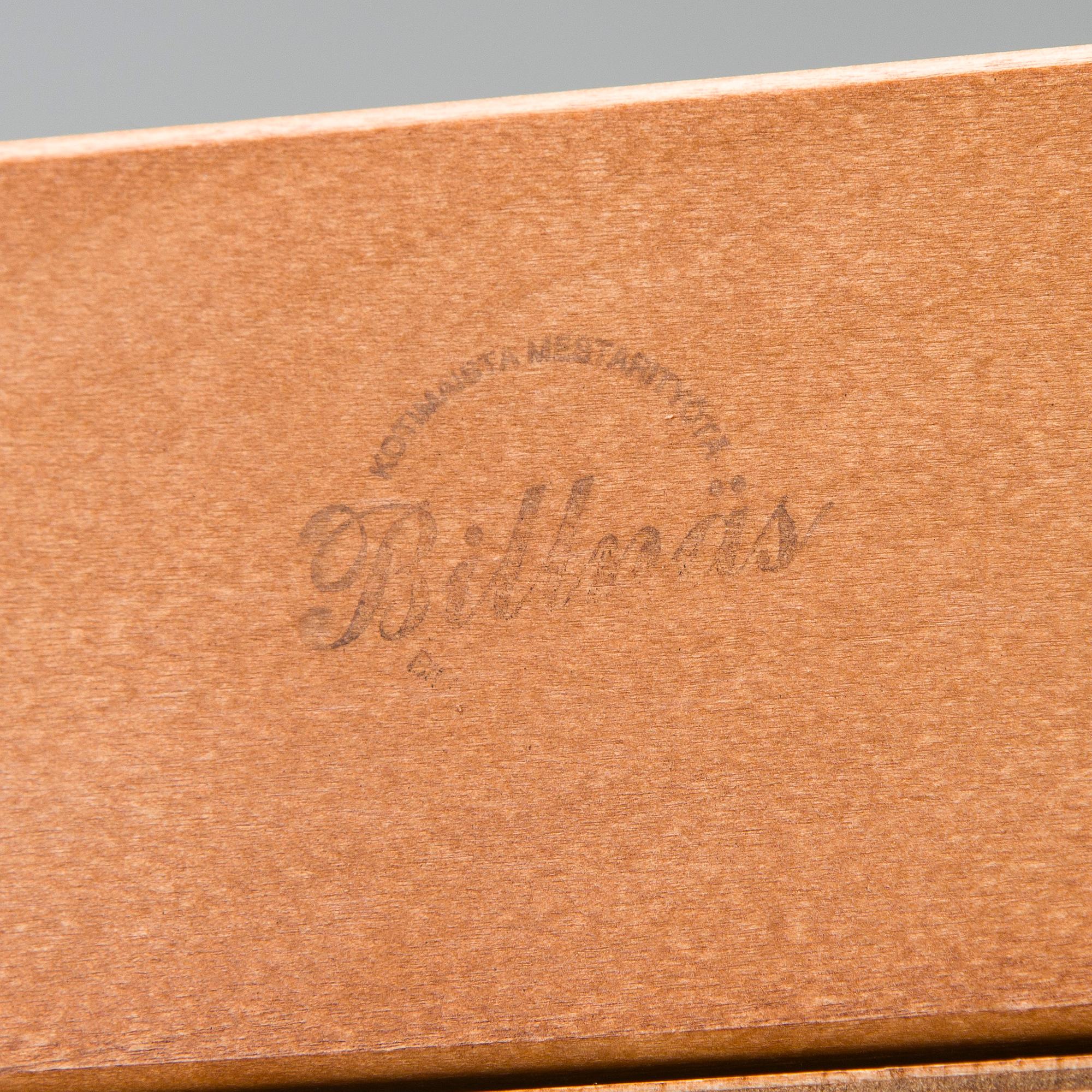 Kirjahylly lasiovilla, 6 moduulia, 2000-luku.