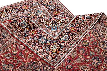 A Kashan carpet, c. 315 x 208 cm.