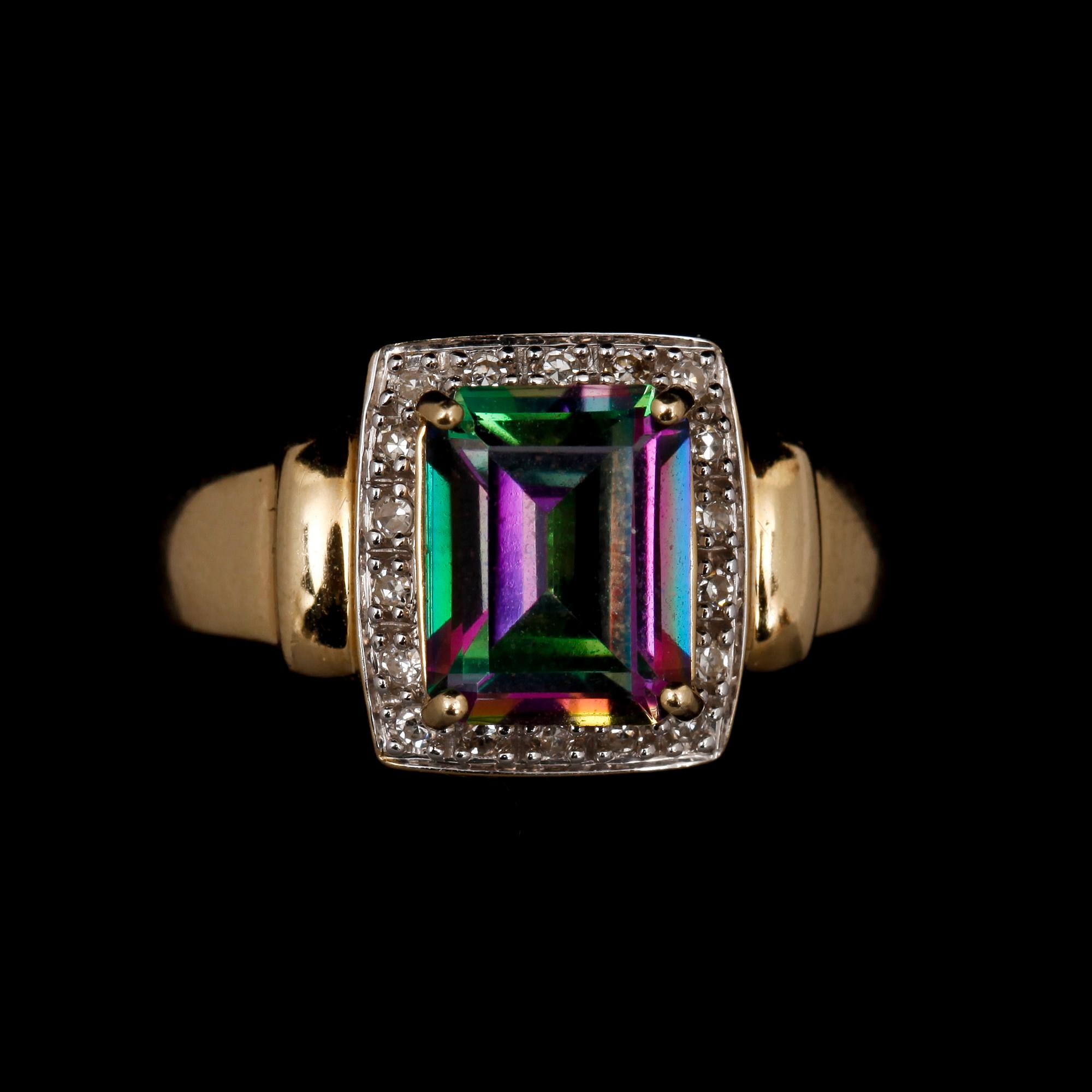 RING, 14k guld med mindre diamanter samt syntetisk sten. Vikt 5,6 g.