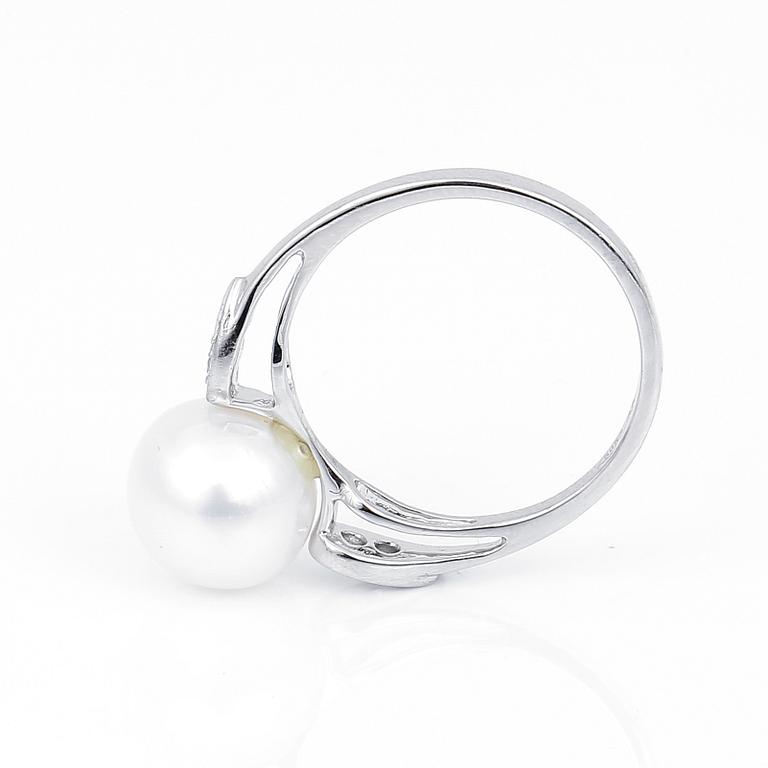 RING, 14K vitguld, med odlade pärla och små briljantslipade diamanter. Vikt ca 3,43 g.