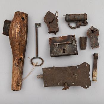 SAMLING DÖRR- OCH HÄNGLÅS, 6 st, järn, 1800-tal och äldre.