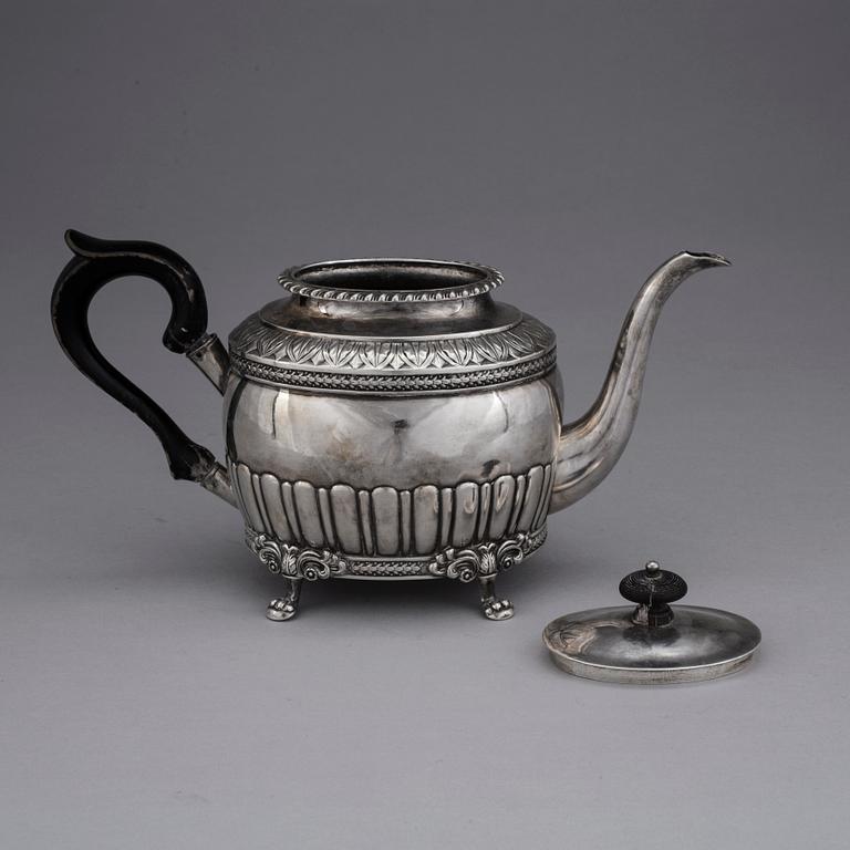 TEKANNA, silver. Empire, Johan Petter Grönvall, Stockholm 1844. Vikt ca 444 gram.