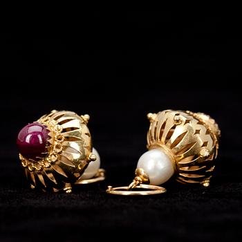 ÖRHÄNGEN, 14k, guld, granater och pärlor, totalvikt 9,7 g.