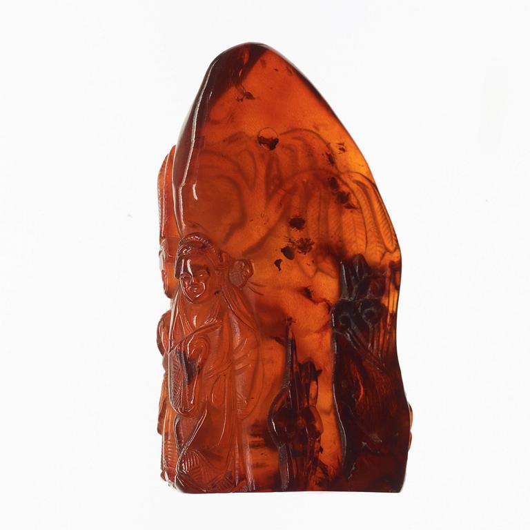 An amber carving of a couple under a willow tree, Qing dynasty (1644-1912).