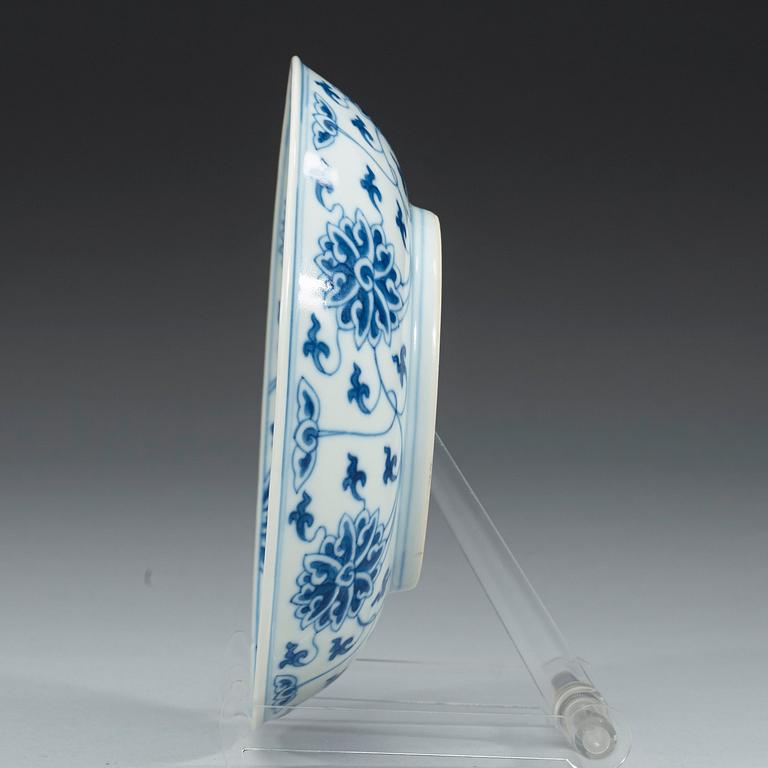A set of blue and white lotus dishes, Qing dynasty, 19th century with Tongzhis six character mark in underglaze blue.