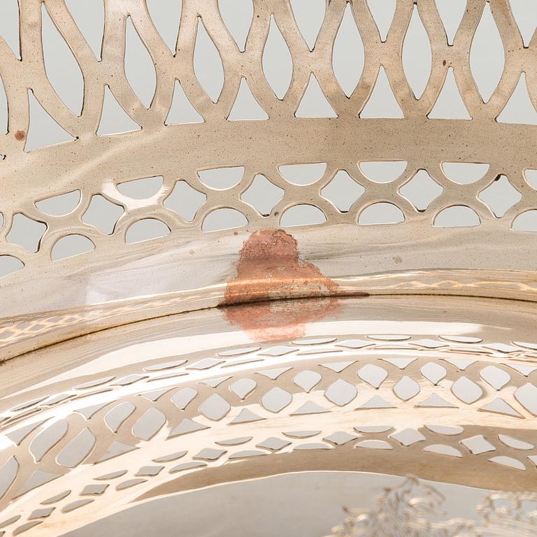 G. Wijland, Malja, kullattua hopeaa, Orania-Nassaun vaakunalla. Gouda, Hollanti 1989.