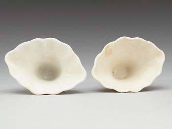 VINOFFERBÄGARE, två stycken, blanc de chine. Qing dynastin, 1700-tal.