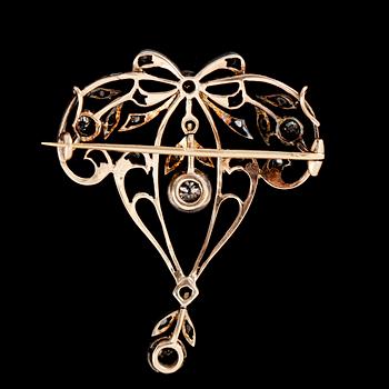 BROSCH, guld och silver, rosenslipade diamanter, tot ca 0.50 ct, 1800-/1900-tal.