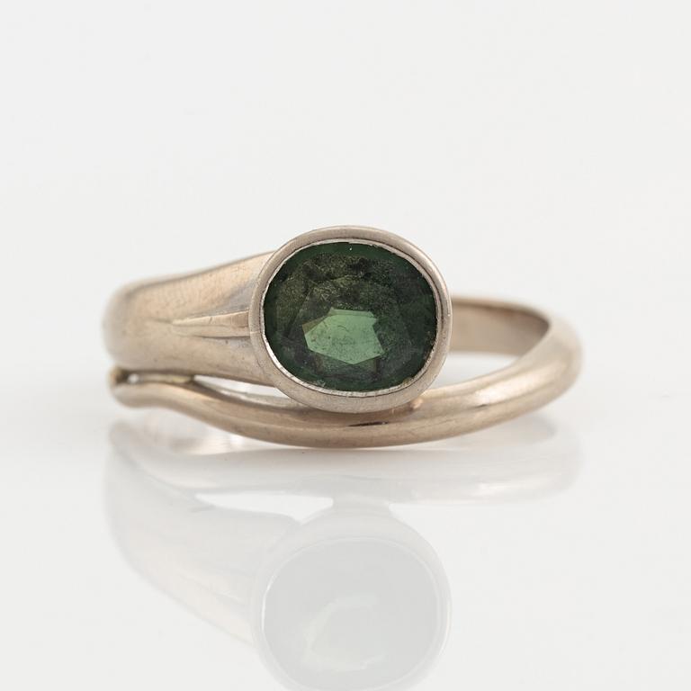 Ring 18K vitguld med grön safir.