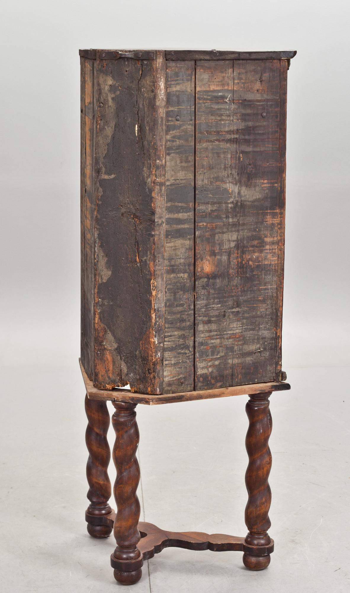 HÖRNSKÅP, delvis 1700-tal.