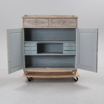 A late Gustavian cupboard from around year 1800.