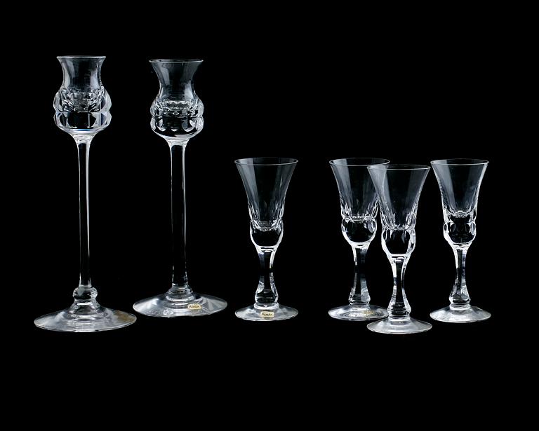 SNAPSGLAS, 8 st samt LJUSSTAKAR, 1 par, glas, "Prince", Göran Wärff, Kosta.