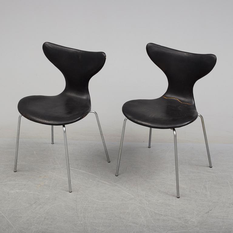 ARNE JACOBSEN, stolar, 2 st, "Liljan/Måsen", Fritz Hansen.