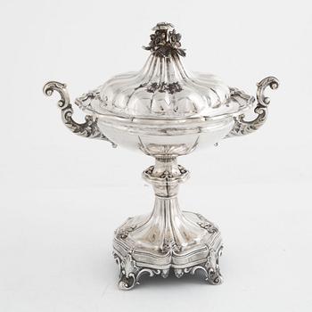 Fredrik & Wilhelm Zethelius, a Swedish silver sugarbowl with cover, Stockholm 1845.