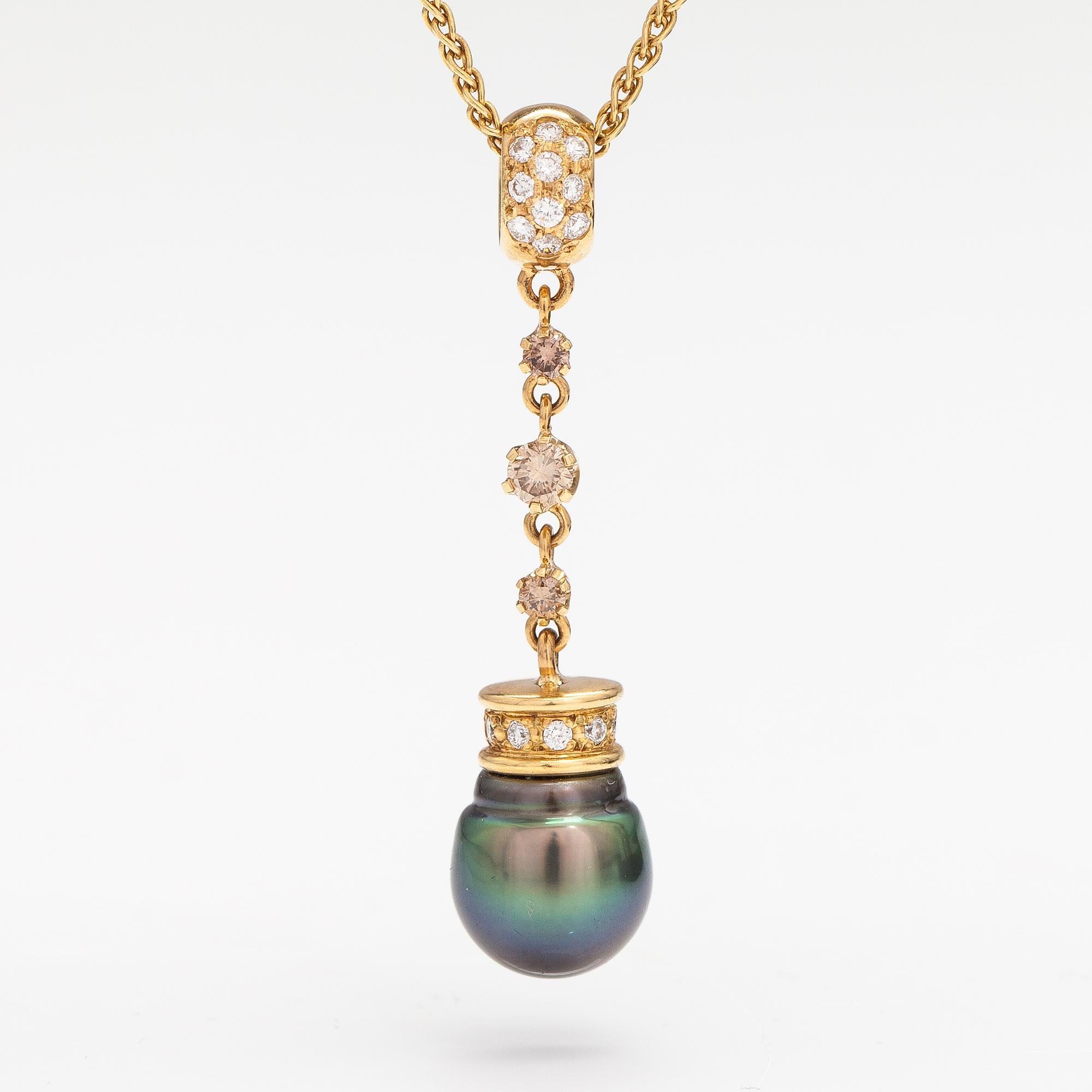 A 14K and 18K gold necklace with a tahiti pearl and diamonds ca. 0.72 ct in total. Ofelia jewelry, Helsinki.