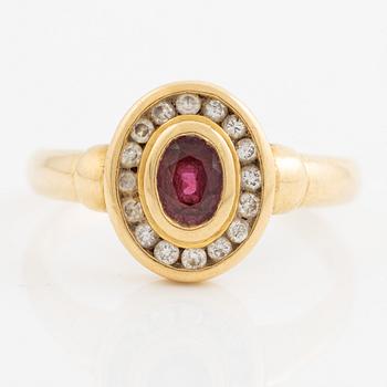 Ring, 18K guld med rubin och briljantslipade diamanter.