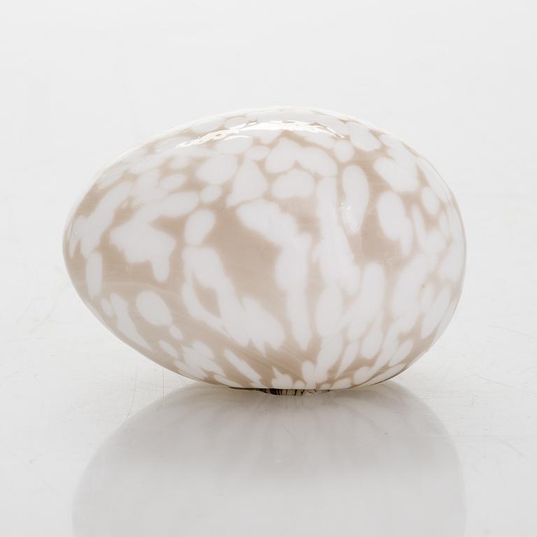 OIVA TOIKKA, A glass bird and its egg, signed O. Toikka Nuutajärvi.